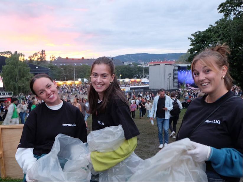 Tre Spire-frivillige rydder gjenbruksglass under en av konsertene på Øyafestivalen 2023